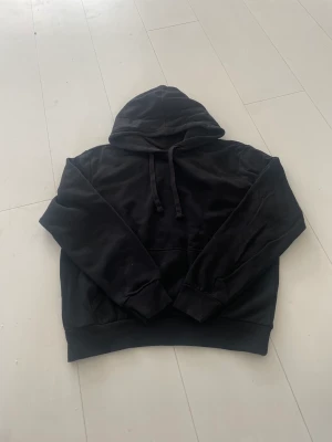 BASIC svart hoodie - detta är en basic svart hoodie från hm divided, denna är också helt oanvänd. Pris kan diskuteras!!