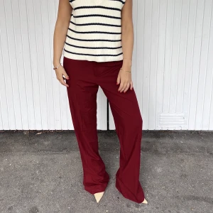 VinRöd kostymbyxa - Jättefin oanvänd kostymbyxa från zara 