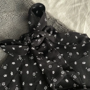 Kjol - Säljer kjol ifrån new yorker. Väldigt fin, passar allt ifrån xs-l, beroende hur villig man är på att knyta ihop den/säkerhetsnålar osv. Superfin men för lång för mig🫣🫶