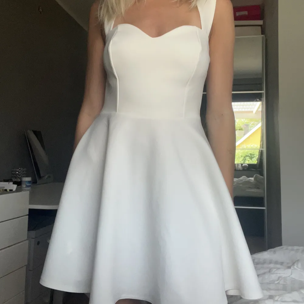 En jättefin vit klänning ifrån Nelly som inte kommer till användning. Passar jättebra nu till sommaren, den är i storlek m men skulle säga den är liten i storleken då den passar mig som vanligtvis har xs/s. Klänningar.
