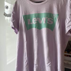 En söt t-shirt från Levi’s! Rosa med ett mintgrönt tryck över bröstet. Använd väl men fortfarande i väldigt bra skick! ☺️💛 Storlek M men passar även S💕
