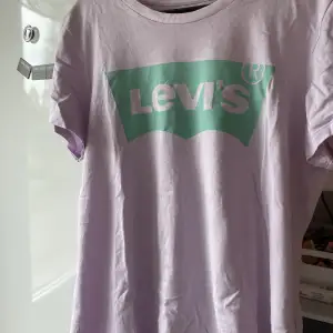 En söt t-shirt från Levi’s! Rosa med ett mintgrönt tryck över bröstet. Använd väl men fortfarande i väldigt bra skick! ☺️💛 Storlek M men passar även S💕