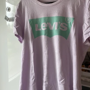 Levi’s t-shirt - En söt t-shirt från Levi’s! Rosa med ett mintgrönt tryck över bröstet. Använd väl men fortfarande i väldigt bra skick! ☺️💛 Storlek M men passar även S💕