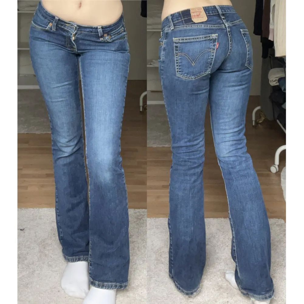 lågmidjade bootcut jeans ifrån levi’s. lite smått slitna nedtill samt lappen där bak, annars inga större defekter. innerbenslängd 80 cm, midjemått 72 cm (mätt tvärs över). använd gärna köp nu 💗. Jeans & Byxor.