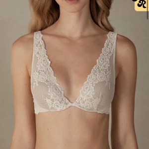 Intimissimi bh - Endast använd ett fåtal gånger, tyvärr för liten🫶🏼 perfekt under intimissimi tröjorna! 🤩(ser mörkare ut på kamera eftersom bakgrunden är vit)