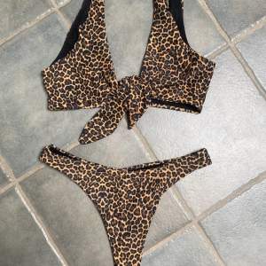 Snygg leopardmönstrad bikini från Nelly! Sparsamt använd, mycket bra skick!