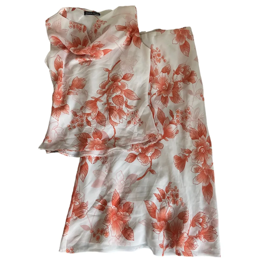 Vit och korall färgad Lågmidjad kjol med topp. Kontakta vid intresse <3. Hoodies.