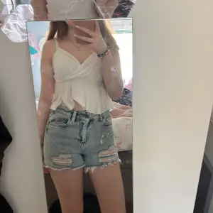 Blåa ripped jeans shorts, från rut&circle är storlek xs men jag som brukar ha xs kan knappt andas i dem 