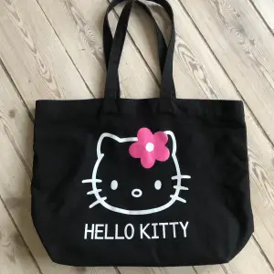 Äkta Sanrio Hello Kitty tote bag. Köpt någon gång tidigt 00-tal.  Mycket bra skick. 