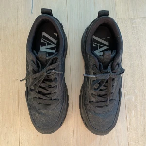 Svart sneakers  - Använda 1 gång!! HelSvarta sneakers från ZARA. Köpa för 600:-