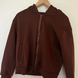 brun fleecetröja  - fleecetröjan har tyvärr inga riktiga fickor, se bild 3. Storlek L men sitter mer som M