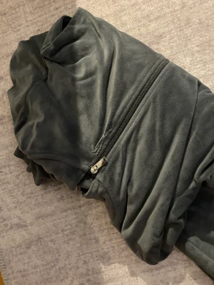 Mjukis sätt  - Mjukis grå sätt i sammets från Gina tricot