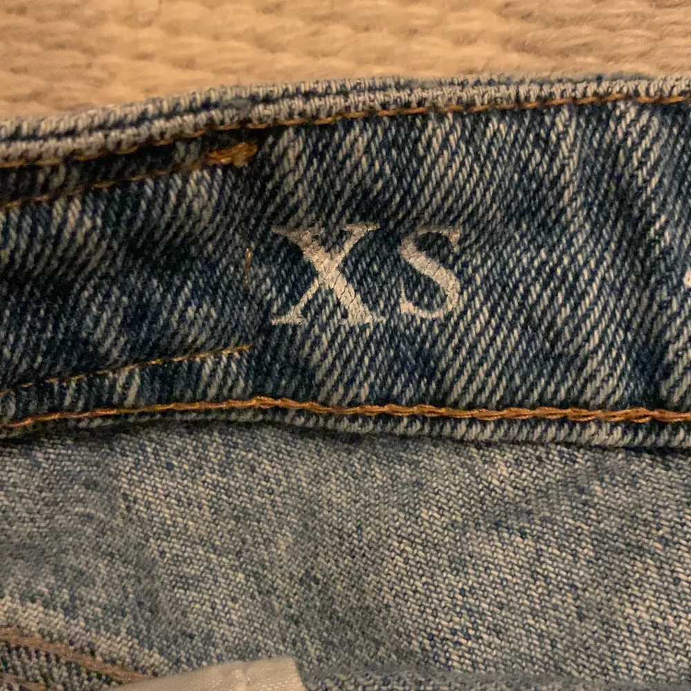 Ett par snygga jeansshorts som är avklippta från ett par byxor då jag inte gillade modellen på byxorna. Säljer på grund av att de tyvärr är för små. Knappt använda, jättefint skick. Från Bik Bok Never denim. Storlek XS. . Shorts.
