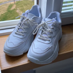 Vita sneakers  - Ett par vita sneakers från XIT. Dom är sparsamt använda då de är lite smutsiga på undersidan och namn är vagt skrivet på sulan som man ser i bild tre. Kontakta för mer bilder och information. Pris kan diskuteras ☺️