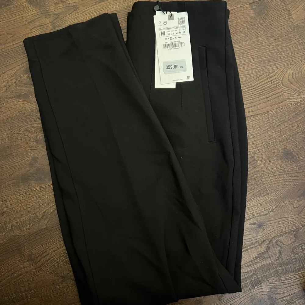Zaras populära kostymbyxa i svart. Nya med lappar. Beställde fel storlek & orkade aldrig skicka tillbaka😅   Första bilden är lånad från Google.  PS. Säljer även ett par vita i samma modell💗. Jeans & Byxor.