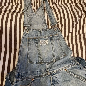 Hängselbyxor  - Hängselbyxor från Levis! Väldigt fint skick 