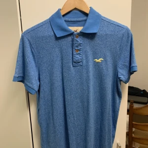 Hollister Piké - En piké den Hollister som inte kommer till användning längre. Somrig och fin. Storlek S. Priset är prutbart