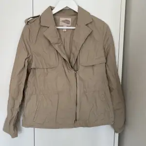 Jacka från Forever 21 i beige/naturfärgad. Lite over size i storlek S men är lite indragen vid midjan. Fodrad men sval vår och sommarjacka. Hel, i bra skick och rentvättad men lite skrynklig. 