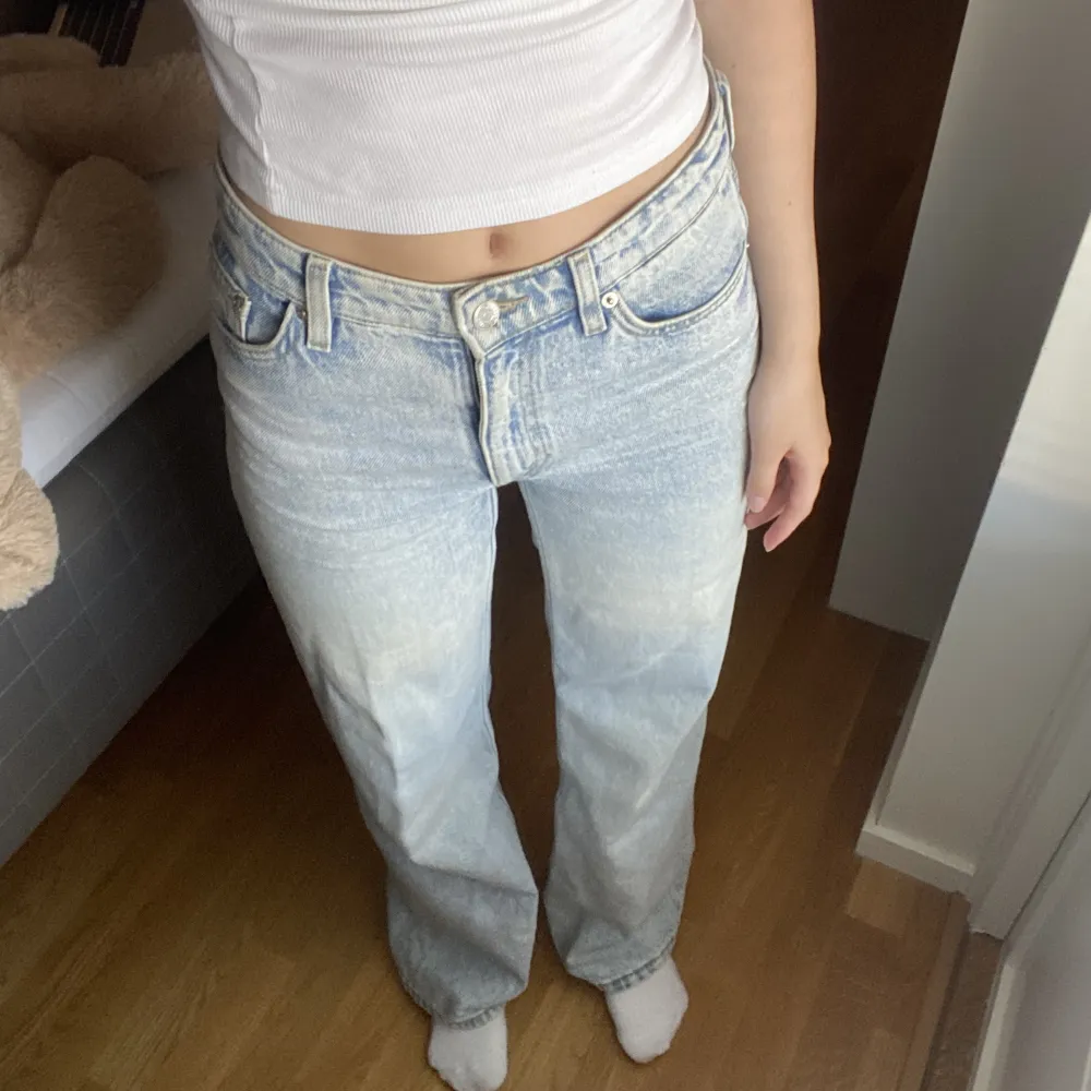 Superfina blåa jeans från monki i storlek 25, jag är 165. Jeans & Byxor.