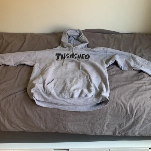 Thrasher hoodie - Grå thrasher hoodie i storlek M. Väldigt bra skick. Köparen står för frakten, hör av er för fler bilder eller frågor