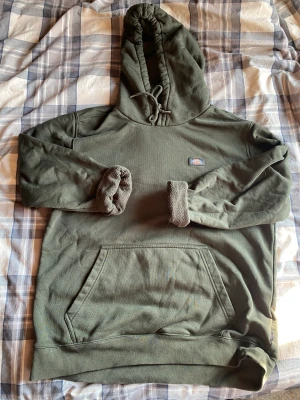 Dickies hoodie - Hoodie från dickies. Är använd mycket men i bra skick, säljer då jag inte längre använder den. Storlek L och sitter väldigt oversized på mig som är en storlek S. Köpt för ca 600 kr. Hör av er vid fler frågor:)