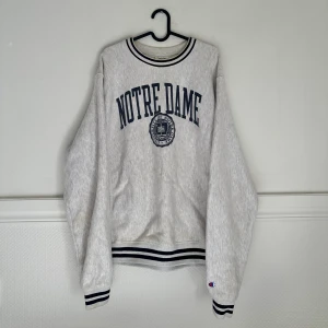 vintage champion college sweatshirt - frakt tillkommer, pris kan diskuteras, betalning sker via swish, hör av er vid frågor & intresse.