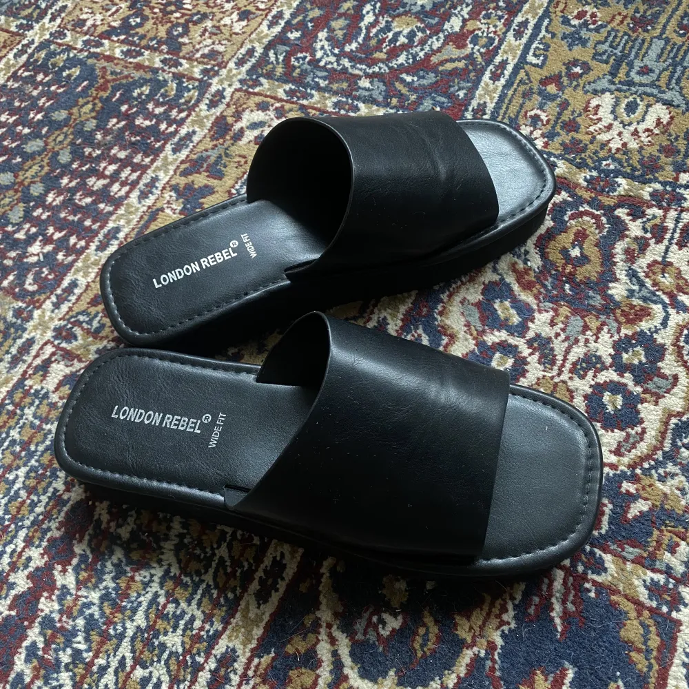 Svarta sandaler från London Rebel! Fint skick, storlek 40!. Skor.