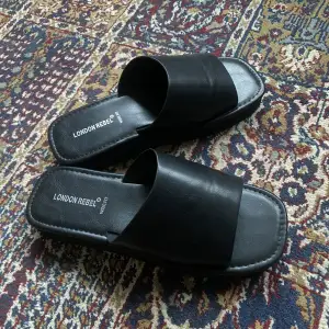 Svarta sandaler från London Rebel! Fint skick, storlek 40!