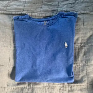 Säljer denna snygga Ralph Lauren T-shirten, väldigt fin färg nu till sommaren. Nypris på dessa är 600-700kr!