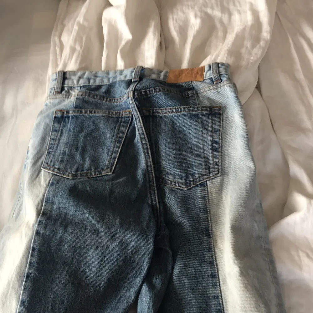 Två färgade jeans Ganska skinny Ripped . Jeans & Byxor.