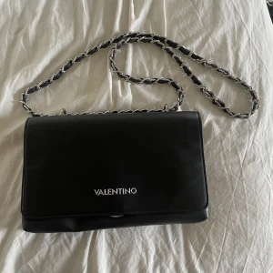 Valentino väska - Säljer pga vill köpa en ny! Den är i väldigt bra skick. Har haft den sen vintras typ. Finns en liten skada på baksidan av väskan (syns på andra bilden) 1400 ny kostar den