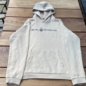 Sailracing Hoodie - Storlek 176 men passar som Small. Säljes då den inte passar mig längre. Är i nyskick och knappt använd. Det är en herrmodell men funkar som unisex.