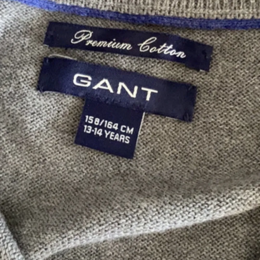 Helt ny Gant zip hoodie, aldrig använd, köpt på Gant 1499 mitt pris, endast 500, priset kan eventuellt diskuteras  . Tröjor & Koftor.