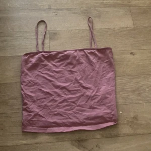 Rosa kort topp - En knappt använd topp från hm inga fläckar eller nått köparen står för frakten 💗