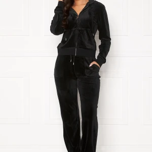 Svart juicy couture set - Säljer mitt svarta juicy set pågrund av att den inte kommer till användning längre. Ena snöret har en liten deffekt men det syns inte över huvudtaget, skriv för fler bilder.  Storlek xxs i byxorna och xs i koftan.  Originalpris 2500kr Säljer för 1500kr 