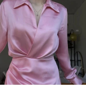 Rosa klänning - Rosa klänning i fint skick. Kan skickas i veckan så den är framme till midsommar. 🫶🏻Ifrån Zara