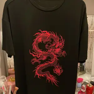 Fin  T-shirt med skorpion tryck på