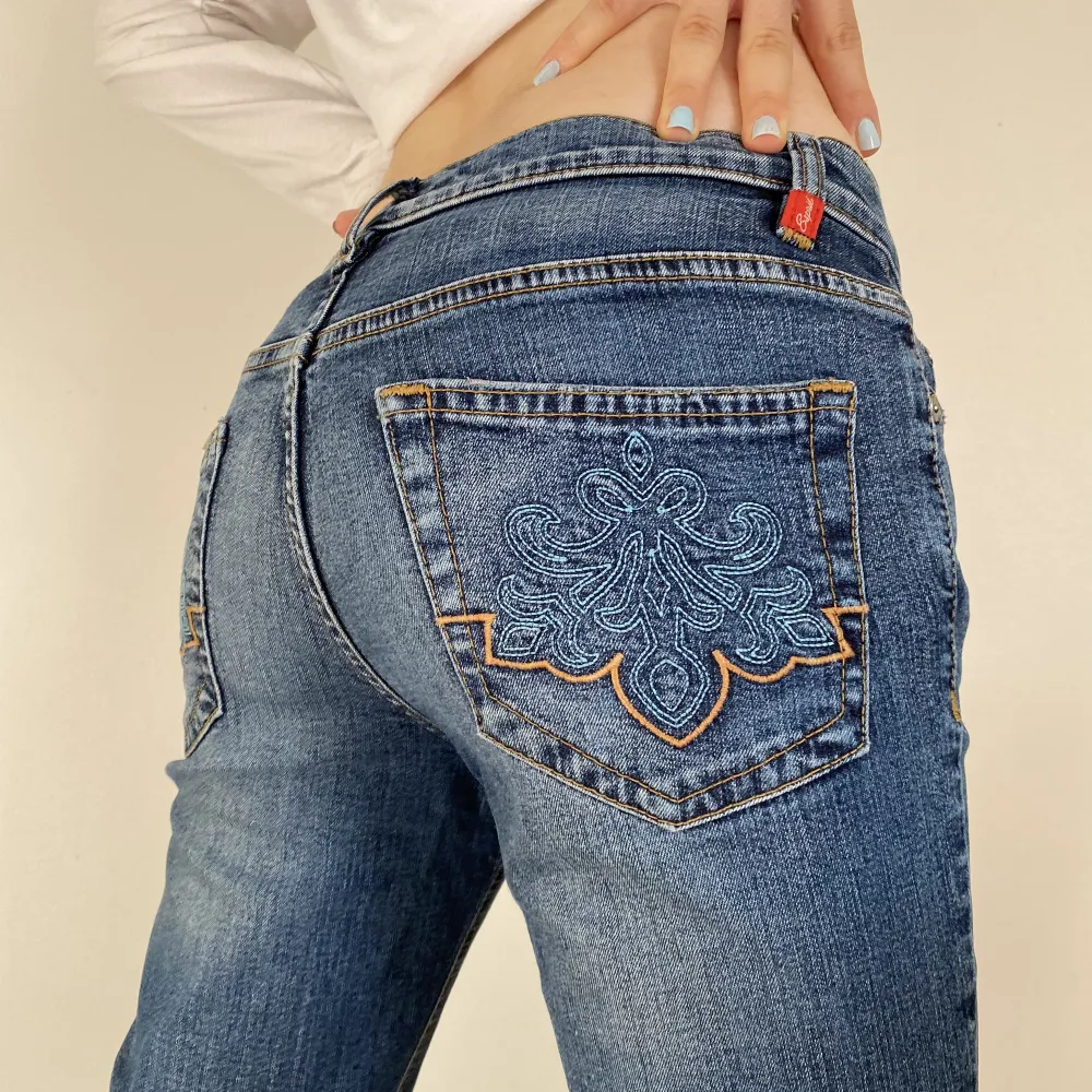 Skit snygga låga bootcut jeans med detaljerade fickor som ger en smickrande form 😻😭kom privat vid frågor💓. Jeans & Byxor.