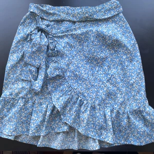 Blommig kjol - Säljer denna fina kjolen från Only, då den inte kommer till användning längre. 