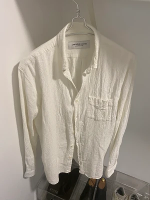 L’Homme Rouge Skjorta - Vit skjorta skrynklig effekt, perfekt för sommaren lättare material.