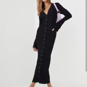 Slutsåld adoore Milano dress - Milano dress från Adoore i storlek 34. Klänningen är använd 1-2 gånger och i nyskick. Verkligen jättefin, men inte kommit till användning som önskat.🥰  Vid frågor är det bara och höra av sig💕