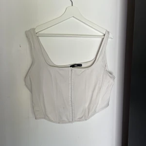 Vit korsett - En vit korsett tliknande tröja
