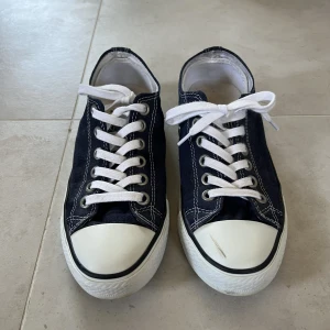 Converse  - säljer supersöta mörkblåa converseskor! Står att det är storlek 6 1/2 som motsvarar en 37 men skulle säga att dem är mer som en 38! De är sparsamt använda, dock finns det ett märke där fram på ena skon. 