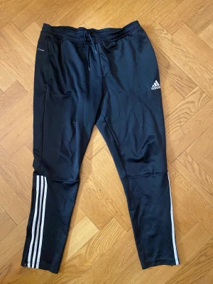 Adidas byxor -  Jätte bra skick. Säljer eftersom passar inte mig. 