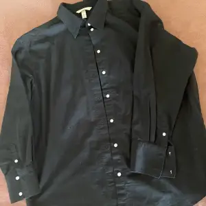 En svart oversized skjorta som inte kommer till användning och är mycket bra skick. Skriv gärna om du har frågor eller vill diskutera priset 👍🏻