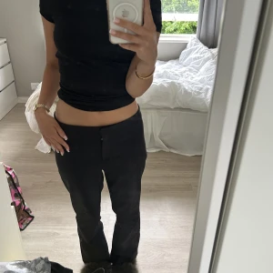 Lågmidjade Kostymbyxor - Snygga lågmidjade kostymbyxor från tiger of sweden . Säljer pga att jag har 3 likadana.