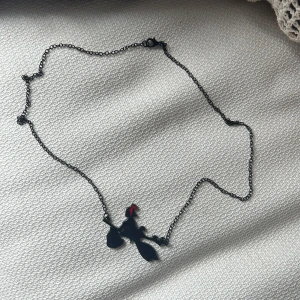 Halsband av Kiki - Halsband från filmen Kiki’s Delivery service. Halsbandet är ca 56cm