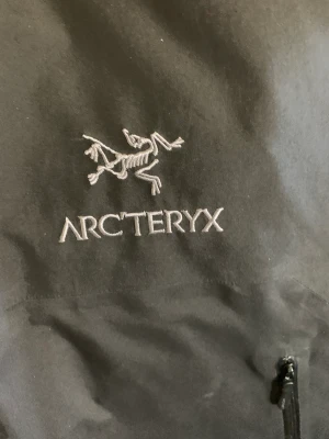 ARCTERYX ny skaljacka ” - Ny jacka med ett nypris på 8000:- säljes nu för halva priset 4000:-  skicka ett meddelande vid frågor ,. Jackan hämtas i Örebro alt skickas . . . Kan gå ner nån 100 ing vid snabb affär …