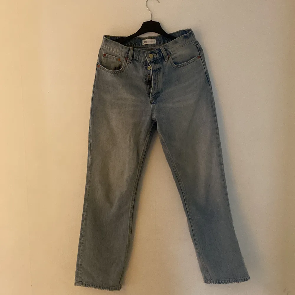 Säljer mina superfina zara jeans i nyskick haft på mig dem en gång. Hör av er vid fler funderingar💕. Jeans & Byxor.