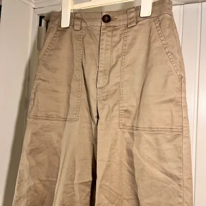 lindex holly & white beige byxor - köpt på lindex, storlek 38. deras holly & white kollektion. beiga byxor utan fläckar eller skador, fint skick!